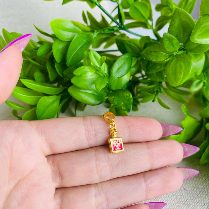 Berloque Perfume dourado — detalhe da peça Work Semijoias