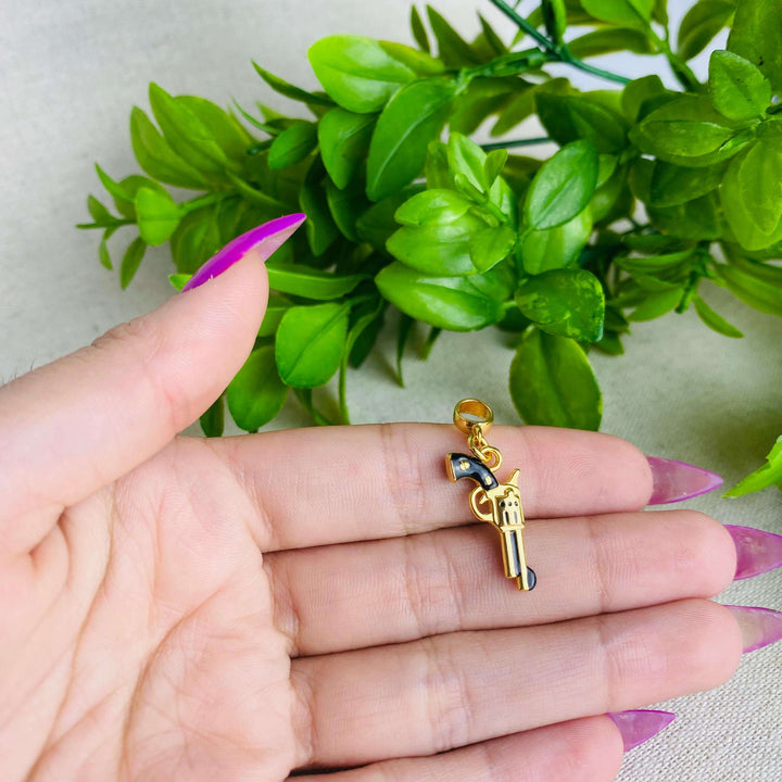 Berloque Revólver Arma dourado — detalhe da peça Work Semijoias