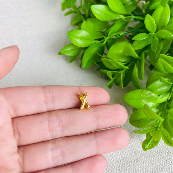 Berloque Letra X separador dourado — detalhe da peça Work Semijoias