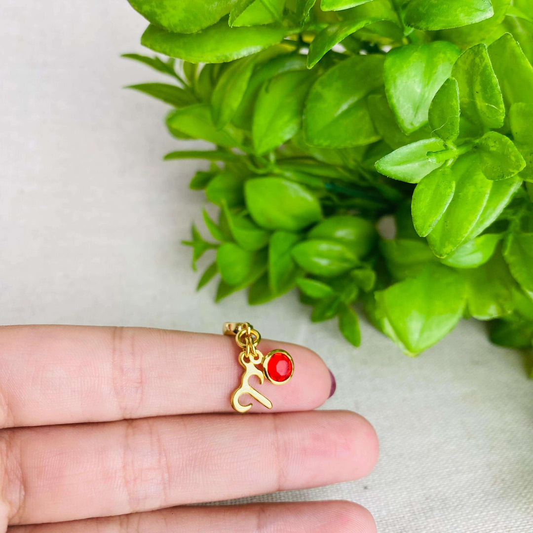 Berloque Signo Áries dourado — detalhe da peça Work Semijoias