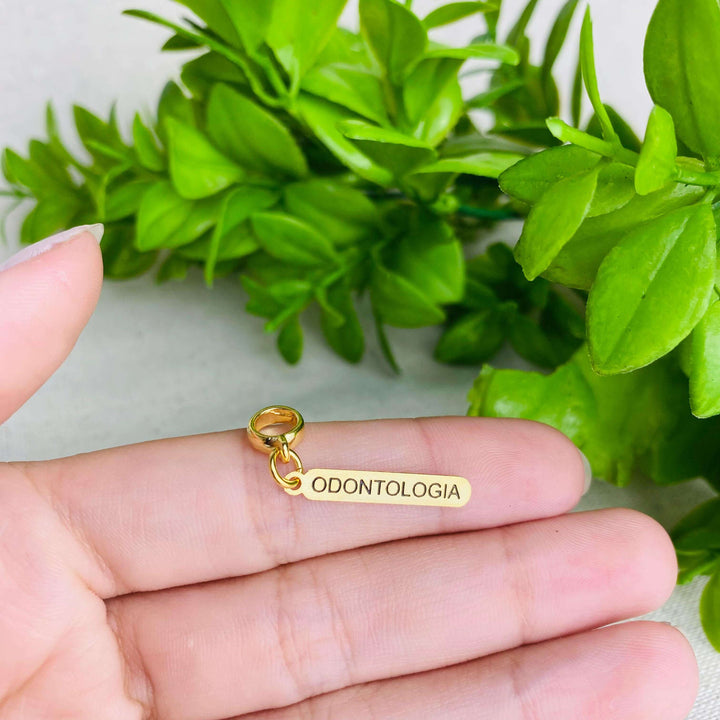 Berloque Plaquinha Odontologia dourado — detalhe da peça Work Semijoias