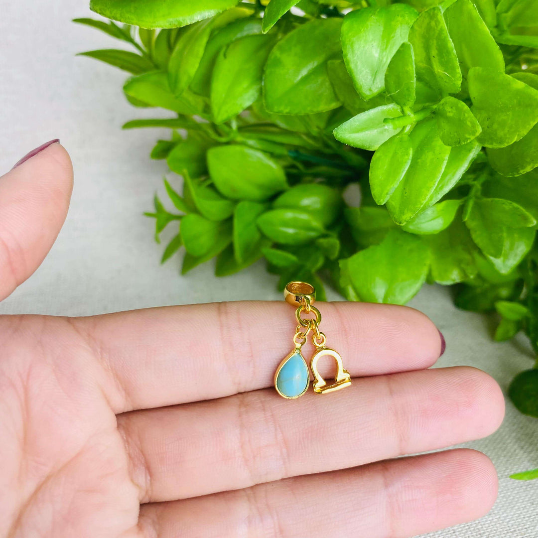 Berloque Signo Libra dourado — detalhe da peça Work Semijoias