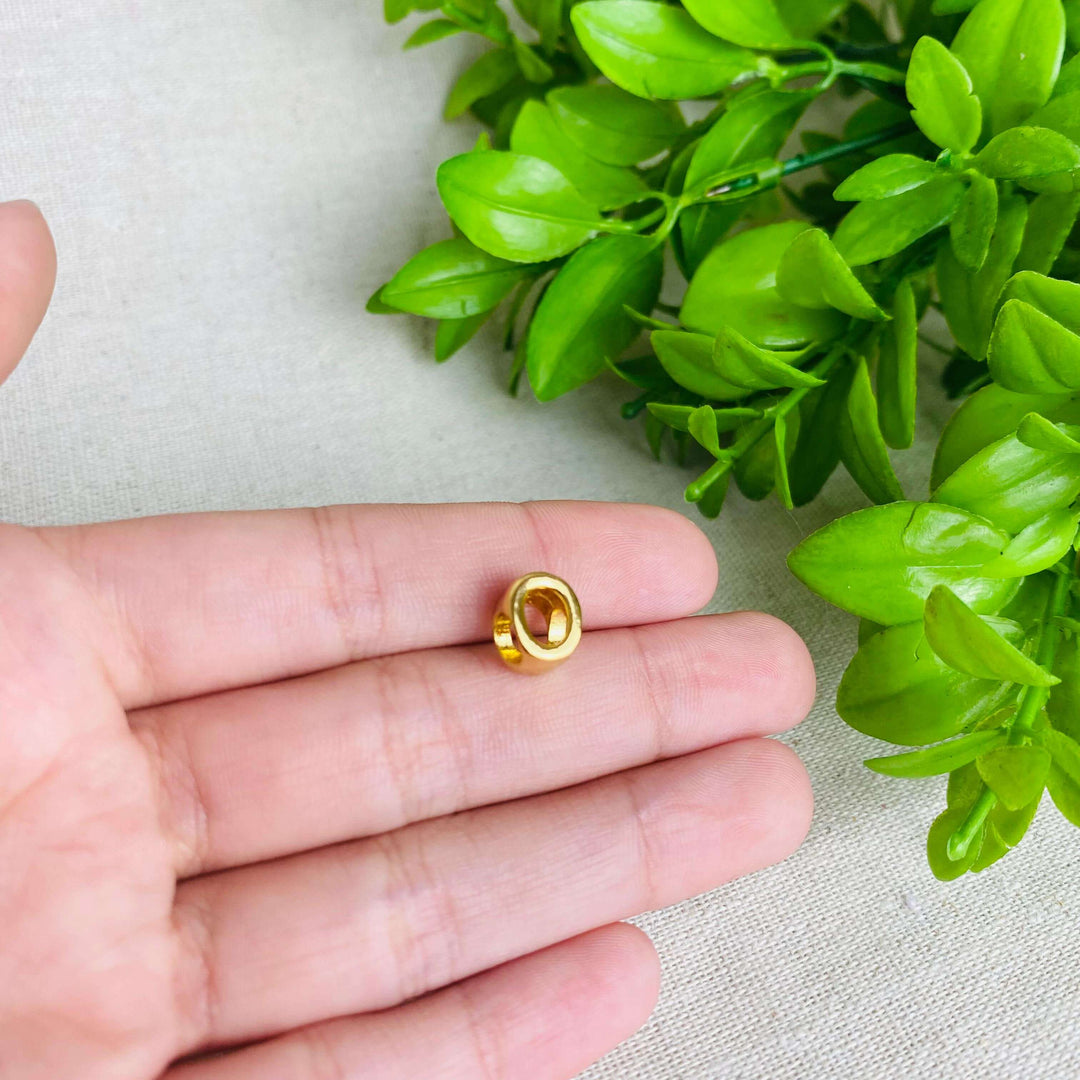 Berloque Letra O separador dourado — detalhe da peça Work Semijoias