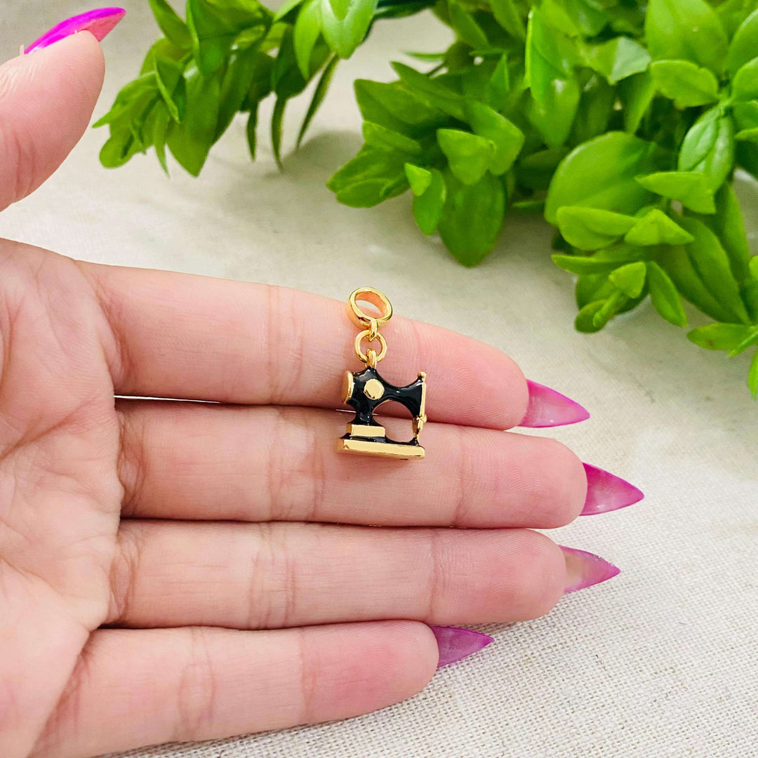 Berloque Máquina de Costura dourado — detalhe da peça Work Semijoias