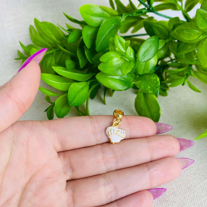 Berloque Chapéu da Gastronomia dourado — detalhe da peça Work Semijoias