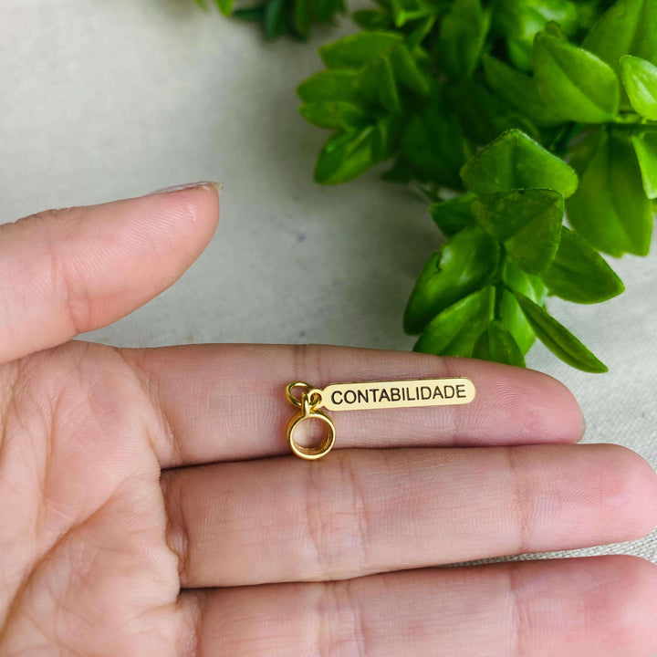 Berloque Plaquinha Contabilidade dourado — detalhe da peça Work Semijoias