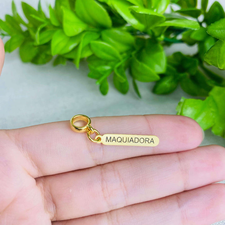 Berloque Plaquinha Maquiadora dourado — detalhe da peça Work Semijoias