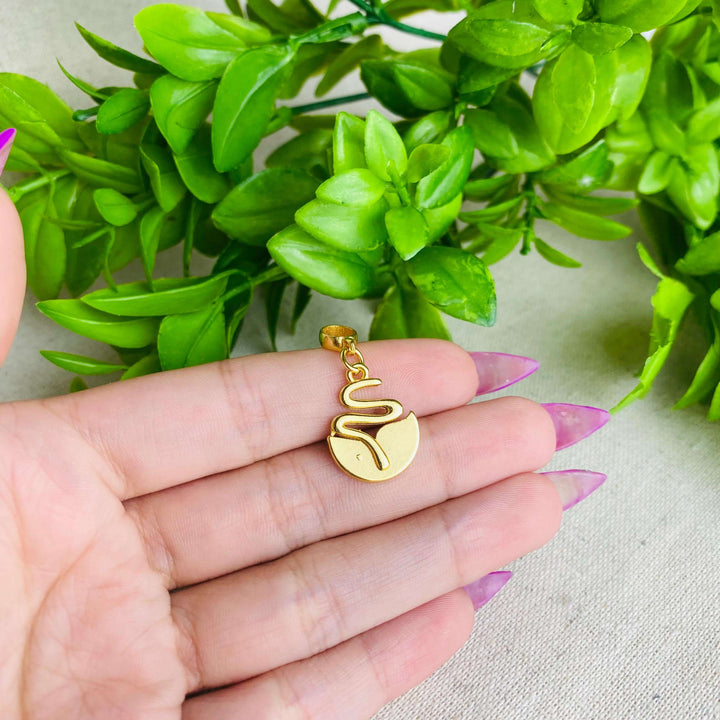 Berloque Símbolo da Biologia dourado — detalhe da peça Work Semijoias