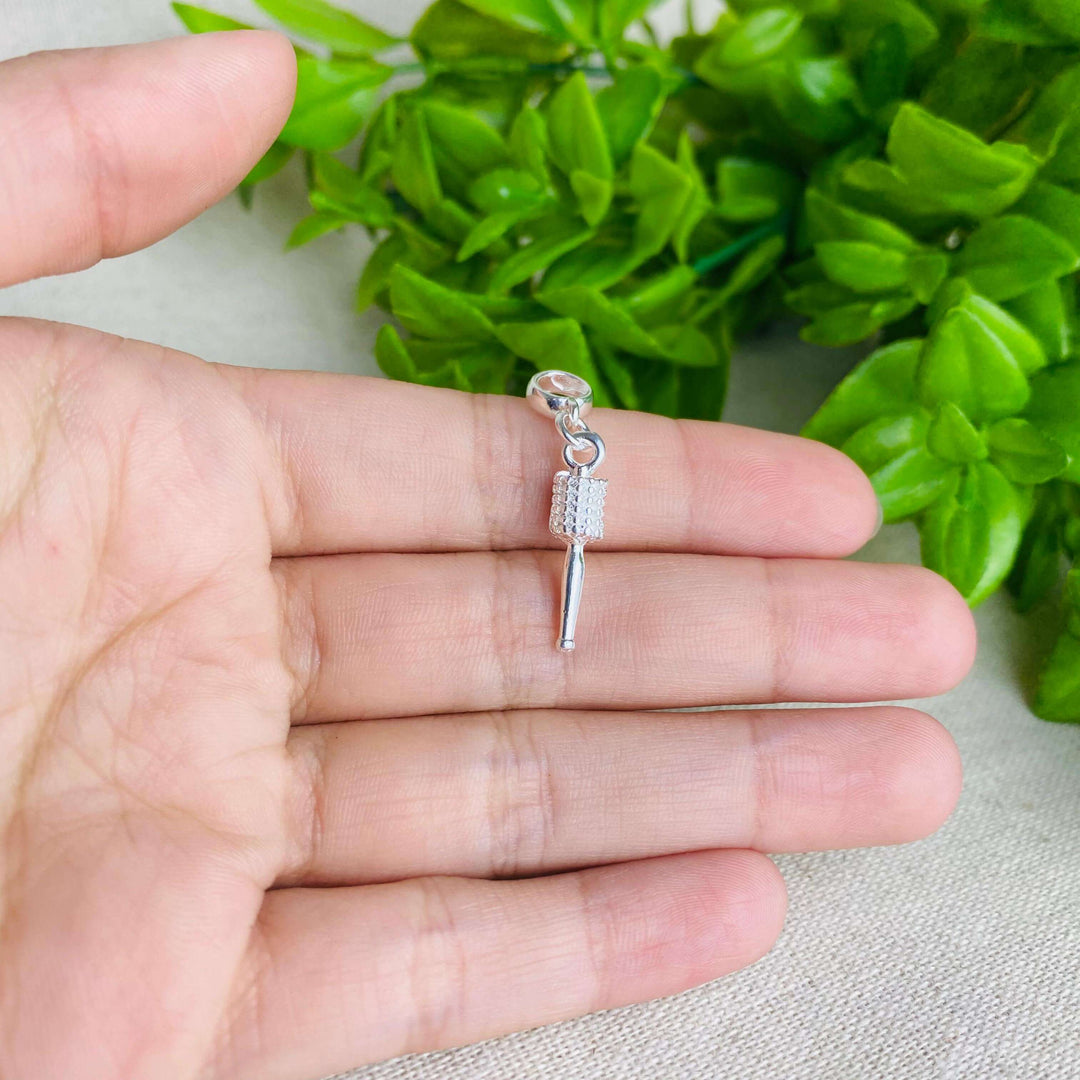 Berloque Escova de Cabelo Cabeleireira prateado — detalhe da peça Work Semijoias