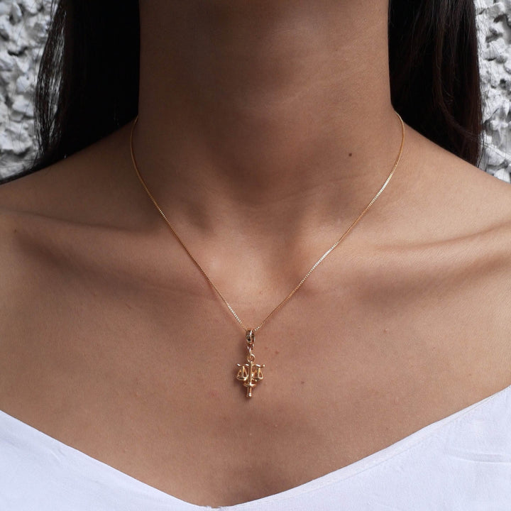 Colar Pingente Símbolo Direito Banhado a Ouro 18k