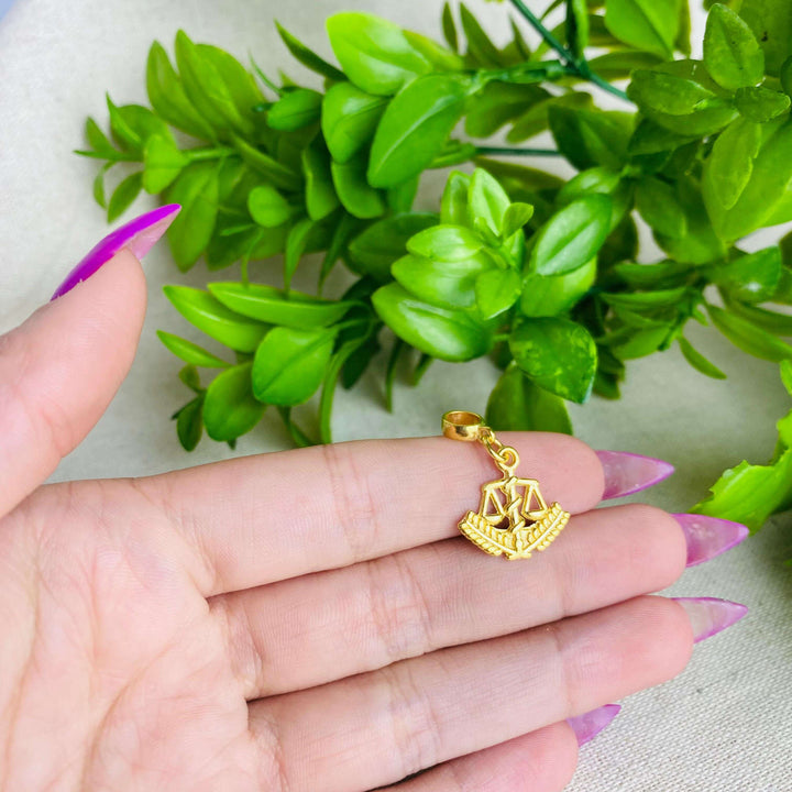 Berloque Símbolo da Nutrição dourado — detalhe da peça Work Semijoias
