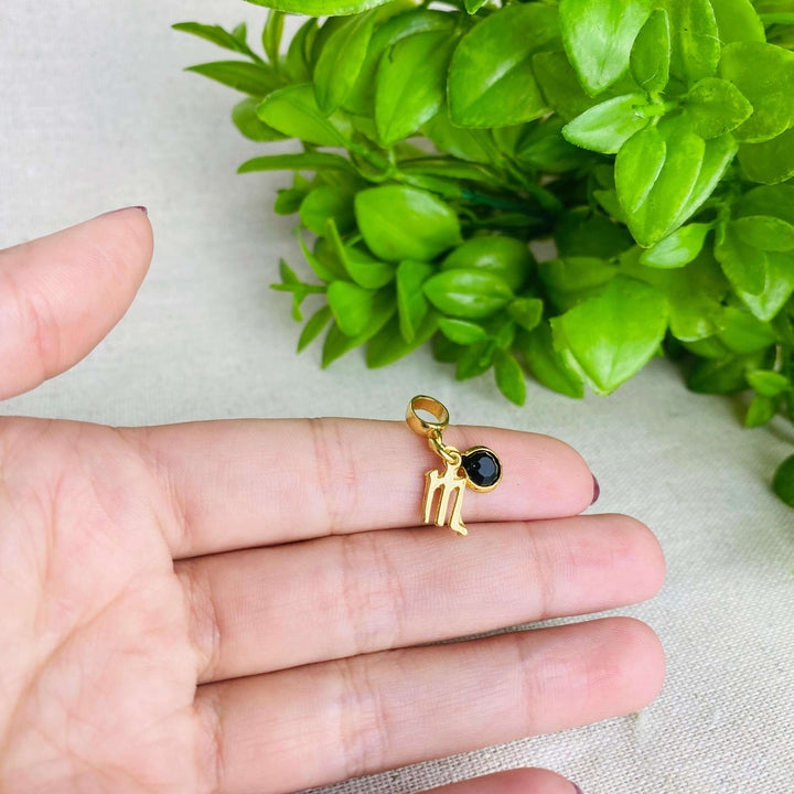 Berloque Signo Escorpião dourado — detalhe da peça Work Semijoias