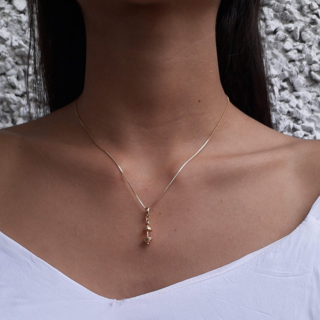 Colar Pingente Supino de Academia Banhado a Ouro 18k