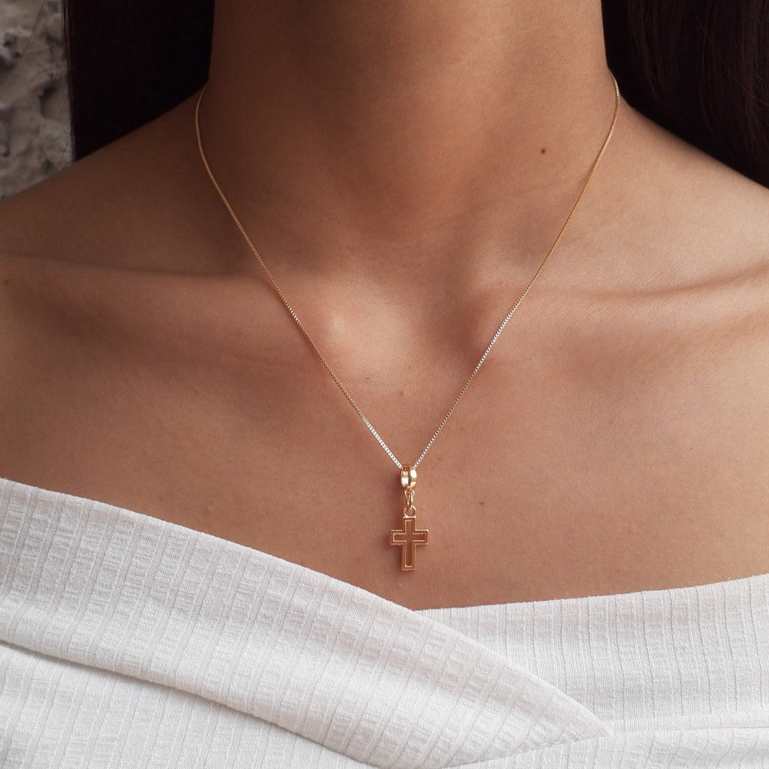 Colar Pingente Cruz Vazada Banhado a Ouro 18k