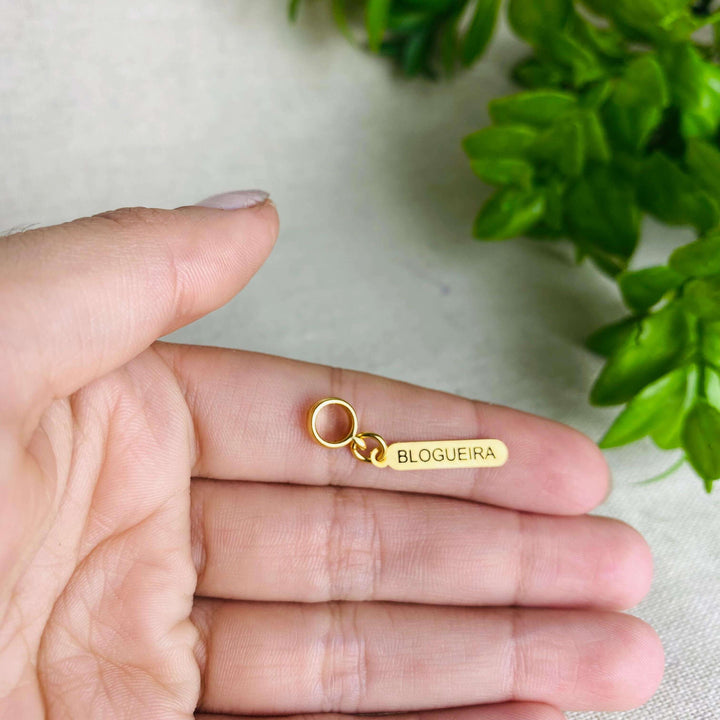 Berloque Plaquinha Blogueira dourado — detalhe da peça Work Semijoias