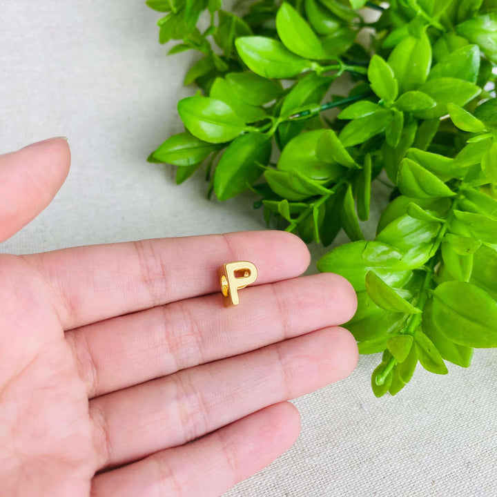 Berloque Letra P separador dourado — detalhe da peça Work Semijoias
