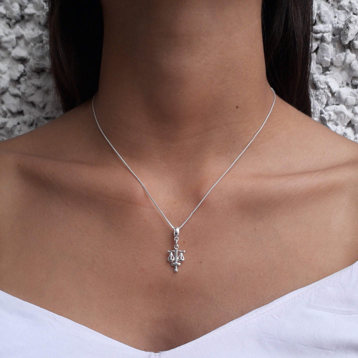 Colar Pingente Símbolo Direito Banhado a Prata 925