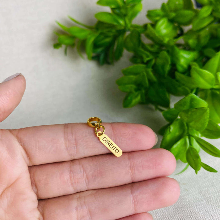 Berloque Plaquinha Direito dourado — detalhe da peça Work Semijoias