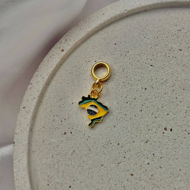 Detalhe berloque Brasil ouro 18k compatível com pulseira pandora Work Semijoias