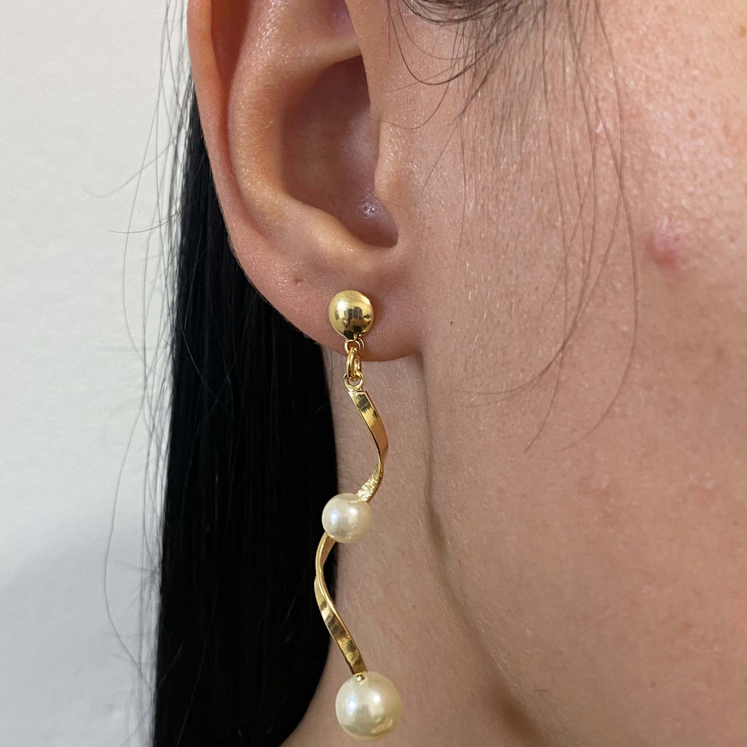 Brinco Fio Torcido com Pérola Ouro 18k — detalhe da pérola e fio