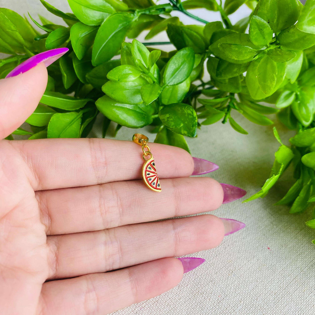 Berloque Melancia Fruta dourado — detalhe da peça Work Semijoias