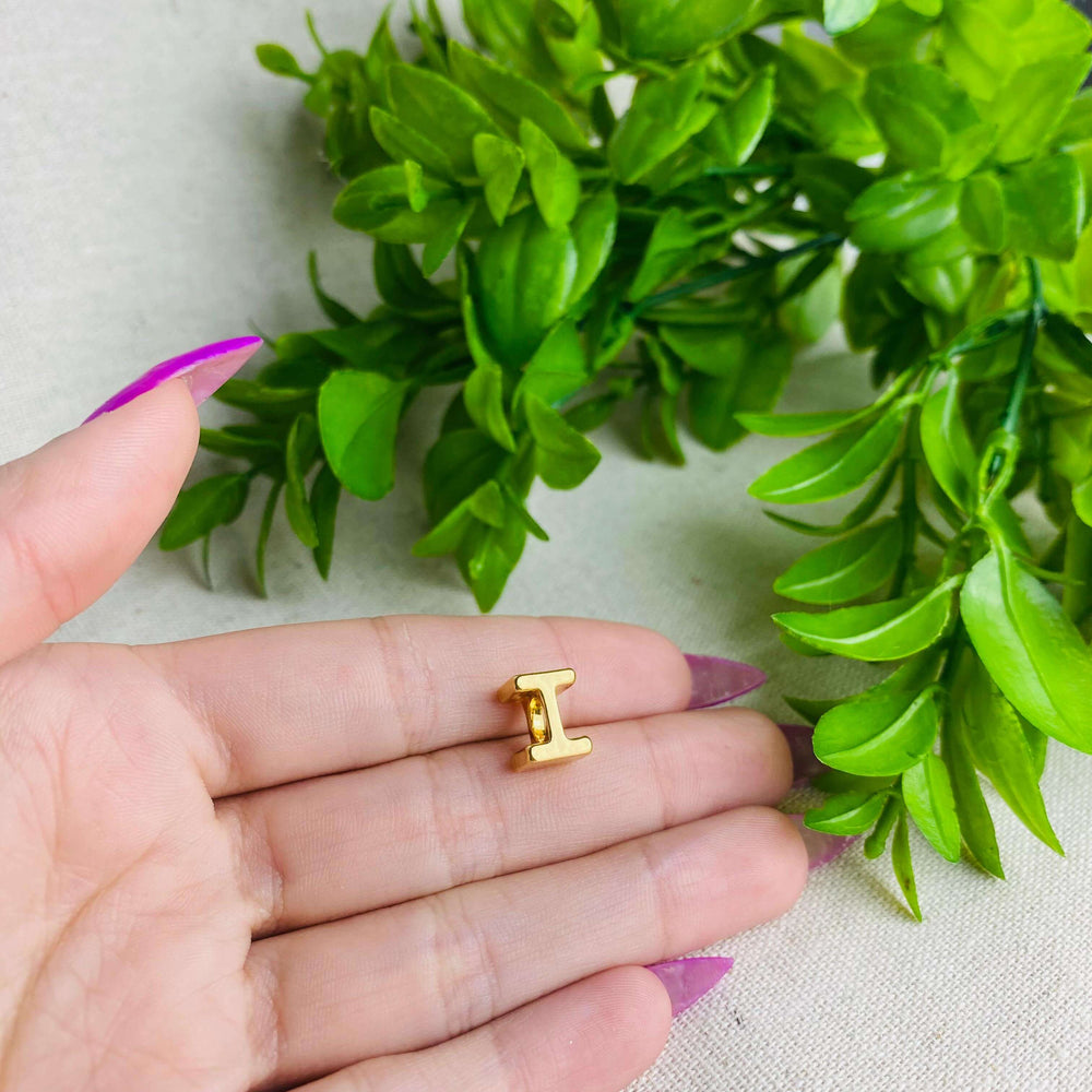 Berloque Letra I separador dourado — detalhe da peça Work Semijoias