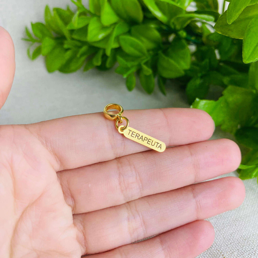 Berloque Plaquinha Terapeuta dourado — detalhe da peça Work Semijoias