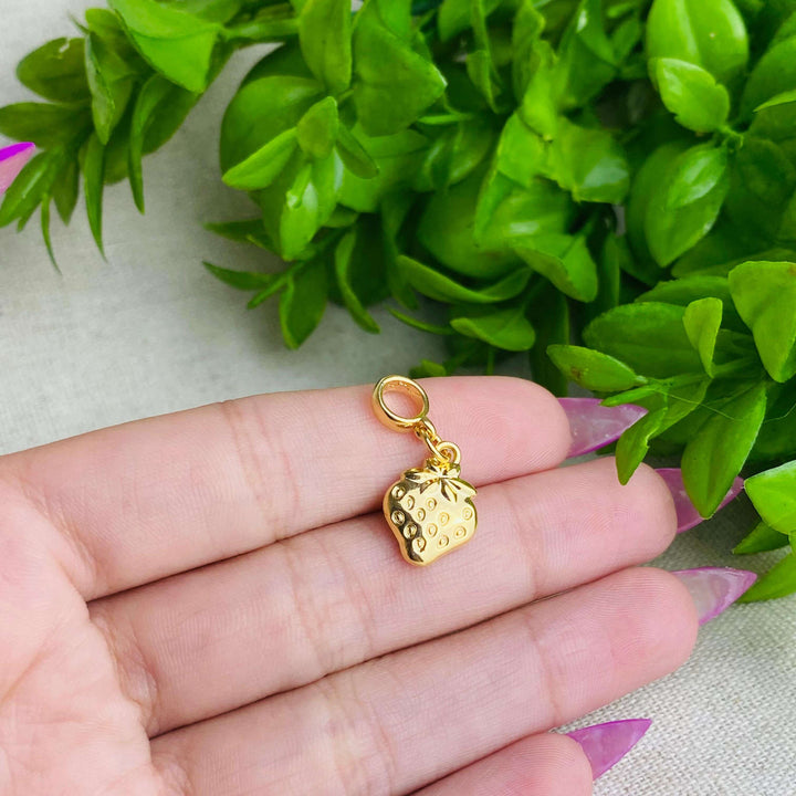 Berloque Morango Fruta dourado — detalhe da peça Work Semijoias