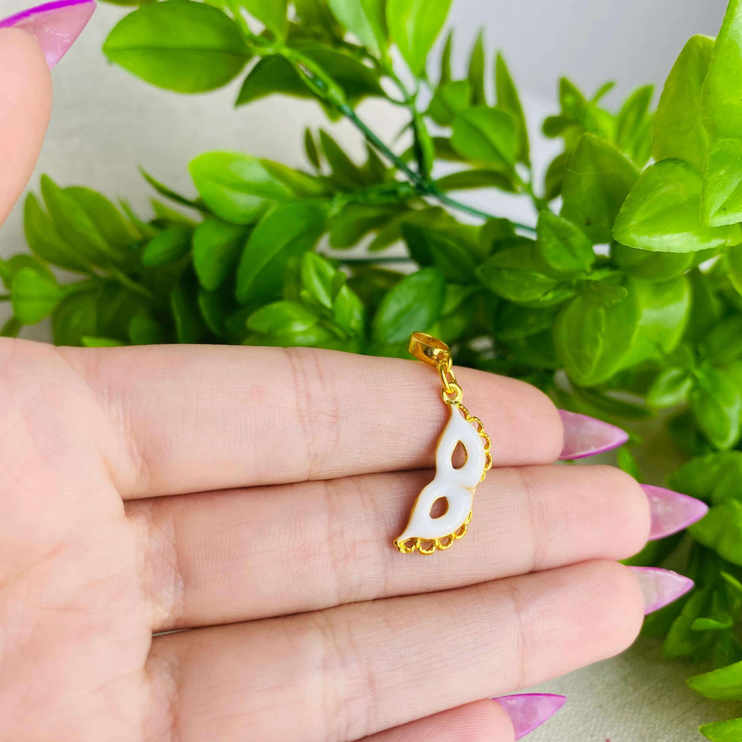 Berloque Máscara Fantasia dourado — detalhe da peça Work Semijoias