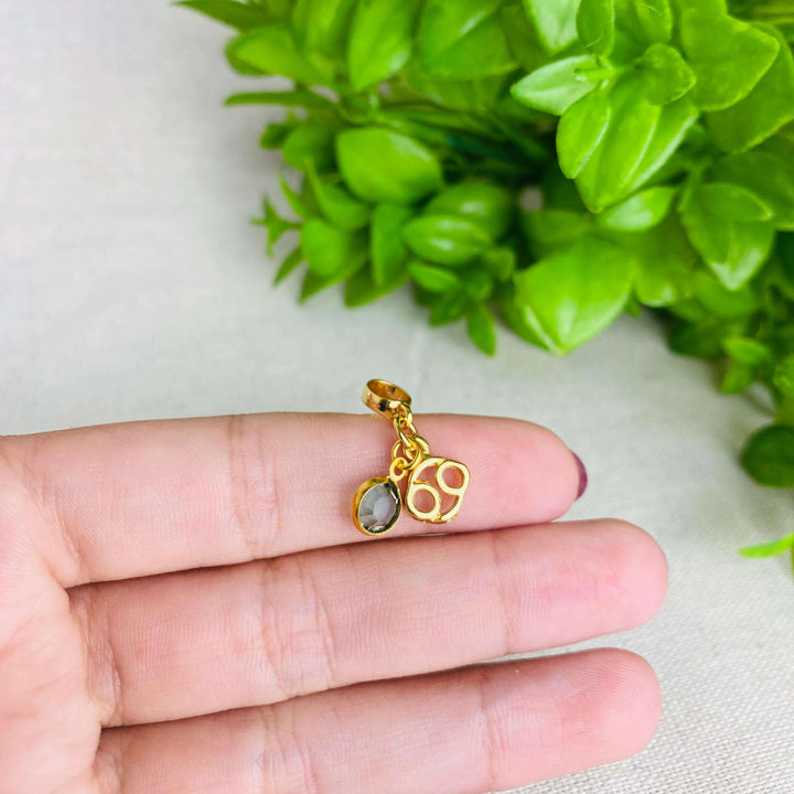 Berloque Signo Câncer dourado — detalhe da peça Work Semijoias