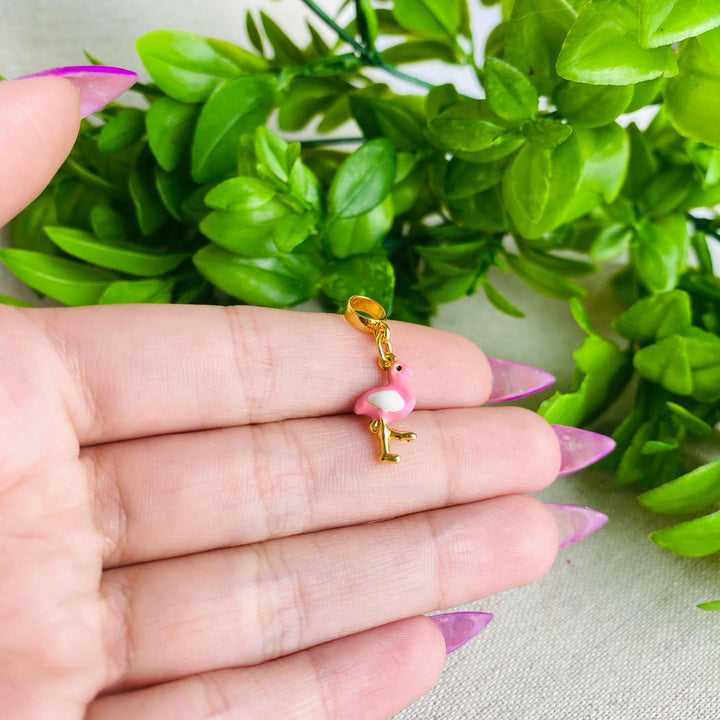 Berloque Flamingo dourado — detalhe da peça Work Semijoias