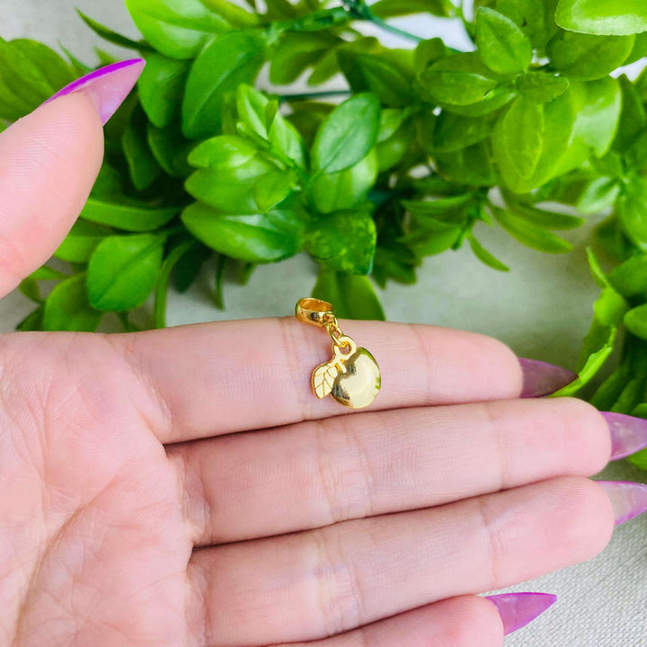 Berloque Maçã Fruta dourado — detalhe da peça Work Semijoias