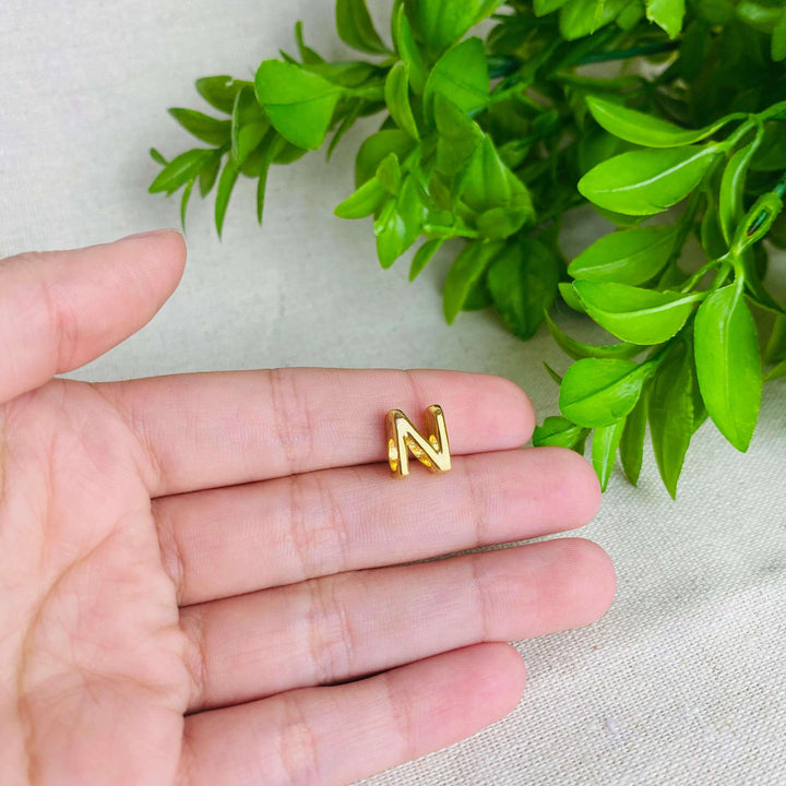 Berloque Letra N separador dourado — detalhe da peça Work Semijoias