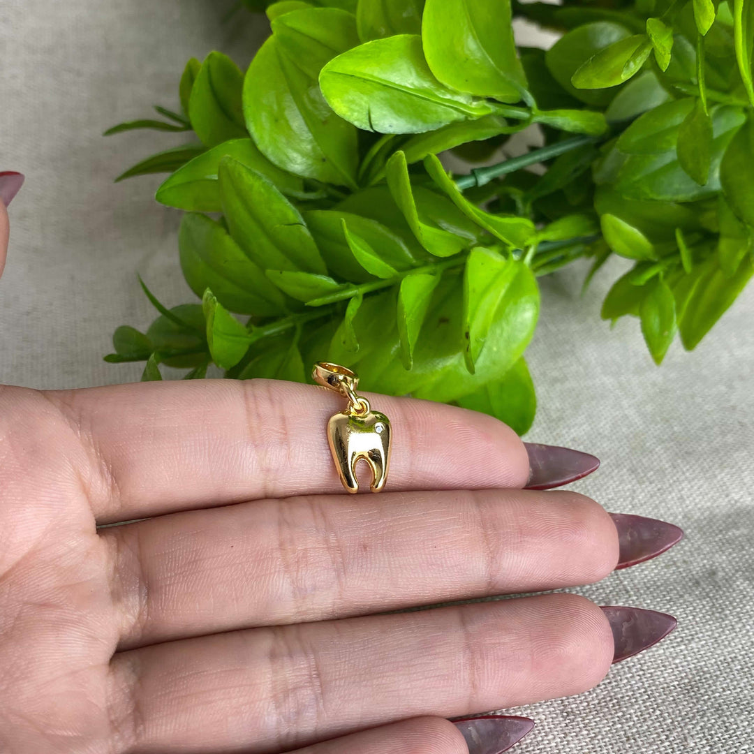 Berloque Dente Odontologia dourado — detalhe da peça Work Semijoias
