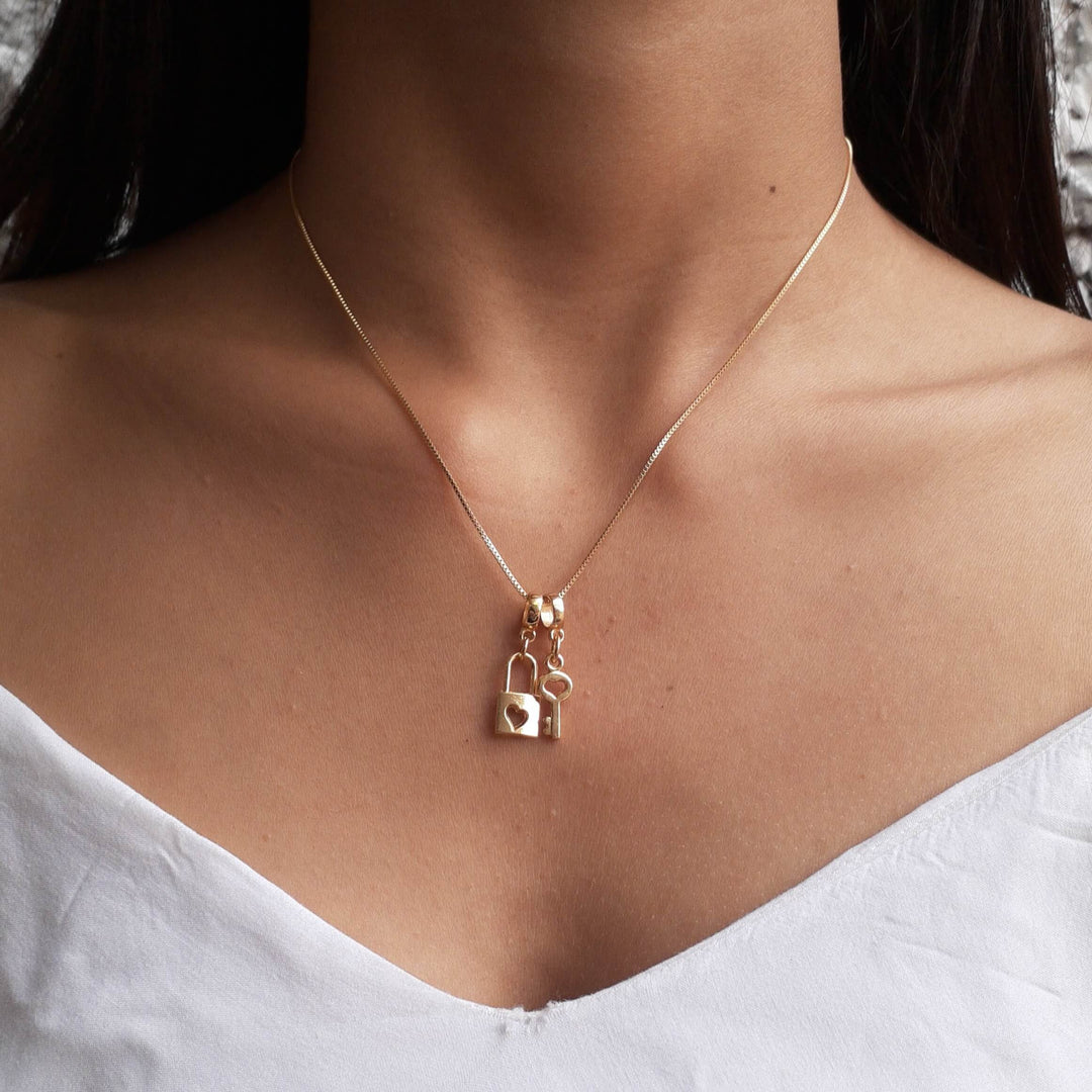Colar Pingente Love Banhado a Ouro 18k