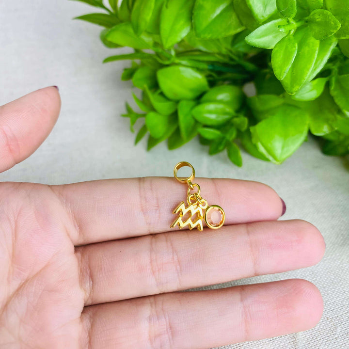 Berloque Signo Aquário dourado — detalhe da peça Work Semijoias