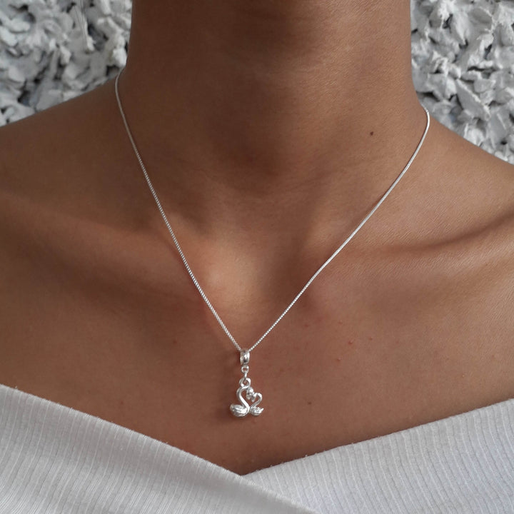 Colar Pingente Cisne Banhado a Prata 925