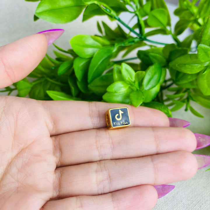 Berloque TikTok separador dourado — detalhe da peça Work Semijoias