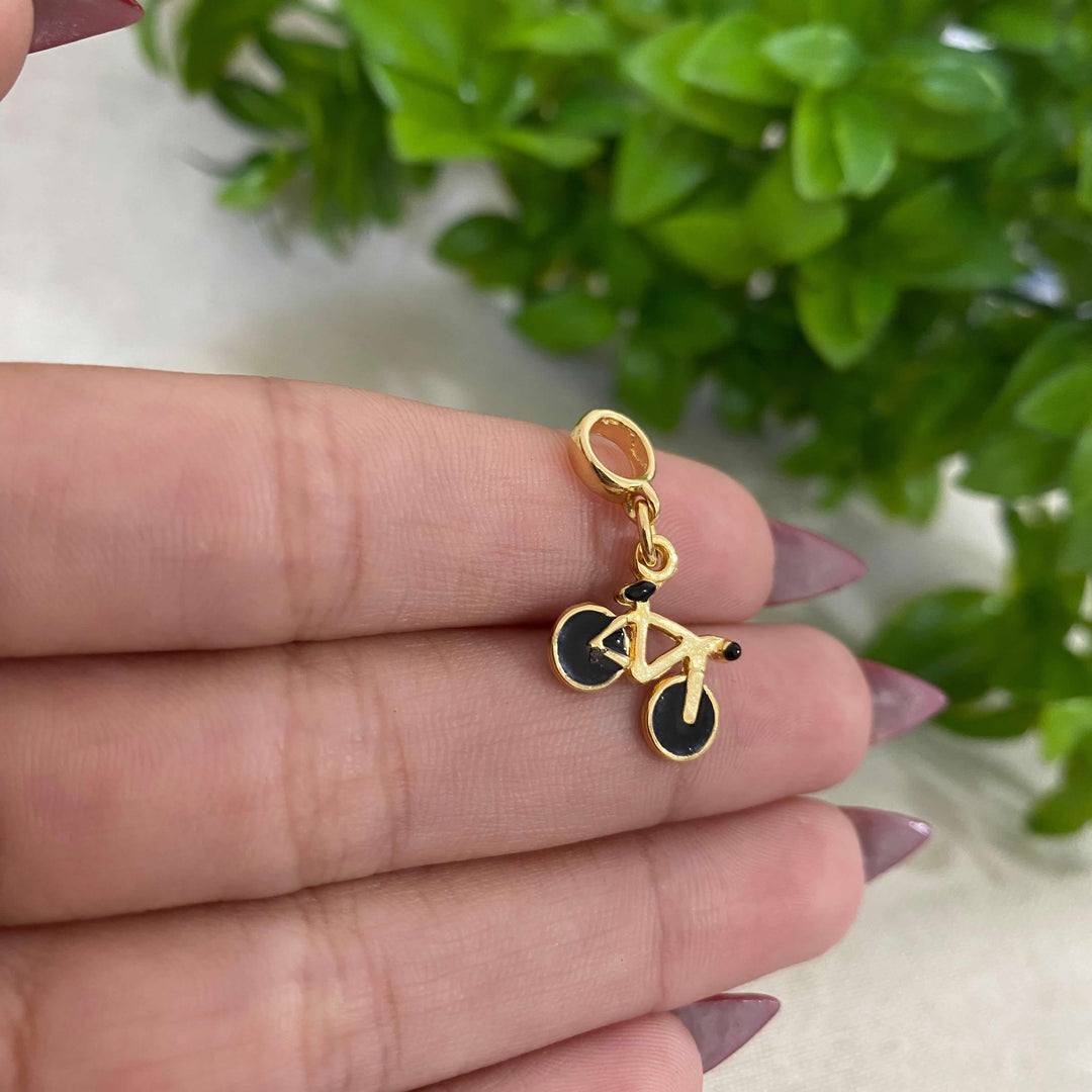 Berloque Bicicleta Ciclismo dourado — detalhe da peça Work Semijoias