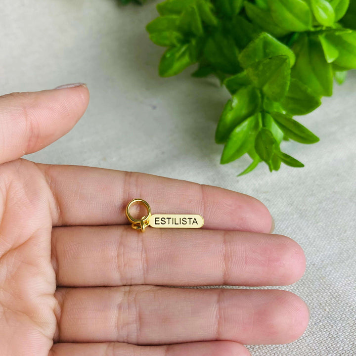 Berloque Plaquinha Estilista dourado — detalhe da peça Work Semijoias