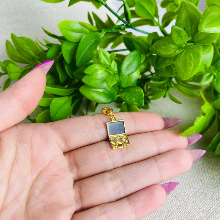 Berloque Notebook dourado — detalhe da peça Work Semijoias