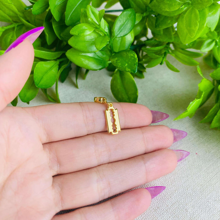 Berloque Lâmina de Barbear dourado — detalhe da peça Work Semijoias