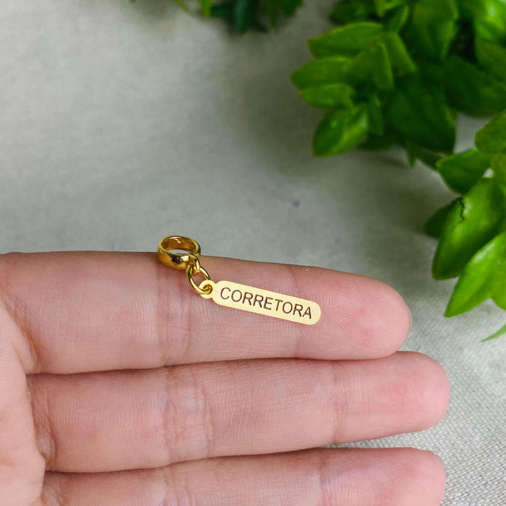 Berloque Plaquinha Corretora dourado — detalhe da peça Work Semijoias