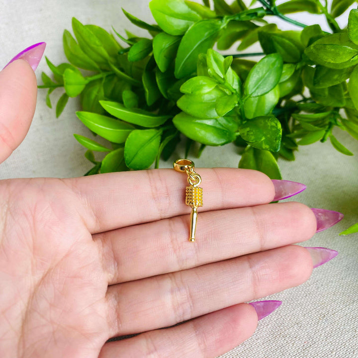 Berloque Escova de Cabelo Cabeleireira dourado — detalhe da peça Work Semijoias