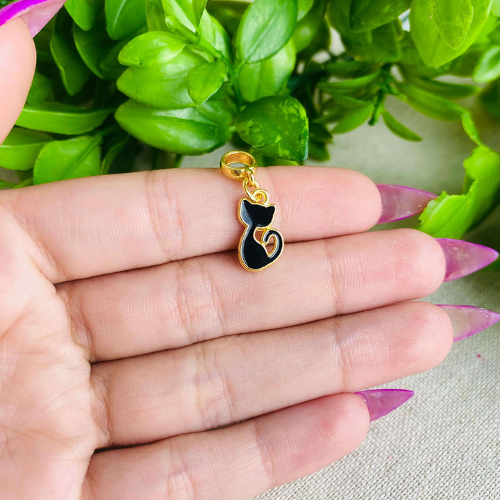 Berloque Gato com Resina dourado — detalhe da peça Work Semijoias