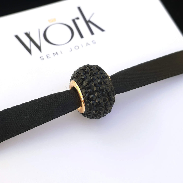 Berloque Murano Acrílico Preto separador dourado — detalhe da peça Work Semijoias