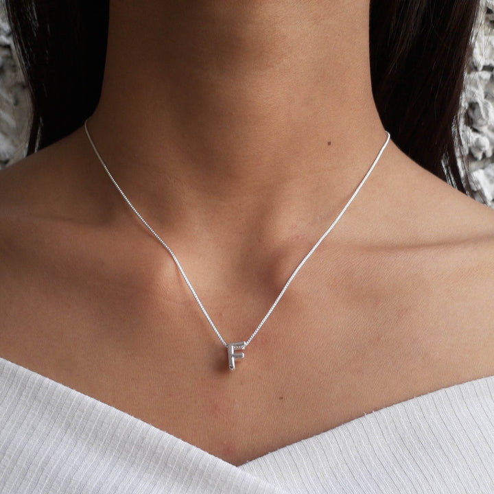 Colar Pingente Letra F Banhado a Prata 925