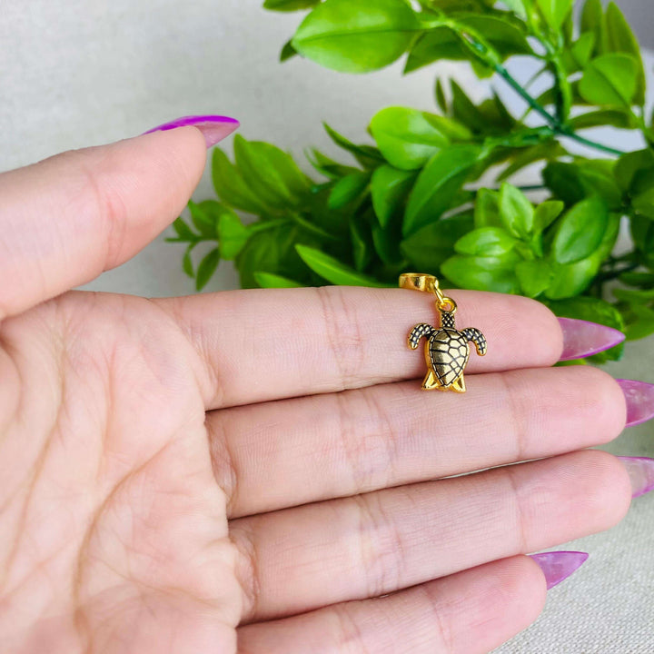 Berloque Tartaruga Mar dourado — detalhe da peça Work Semijoias