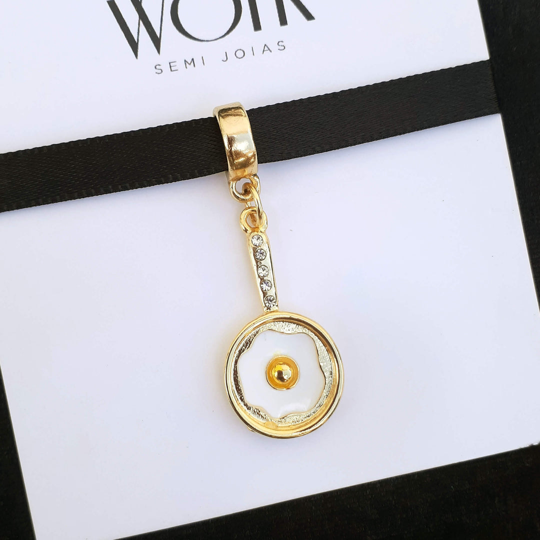 Berloque Frigideira Gastronomia dourado — ângulo lateral semijoia Work Semijoias