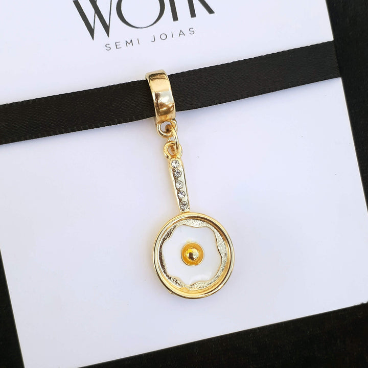 Berloque Frigideira Gastronomia dourado — ângulo lateral semijoia Work Semijoias
